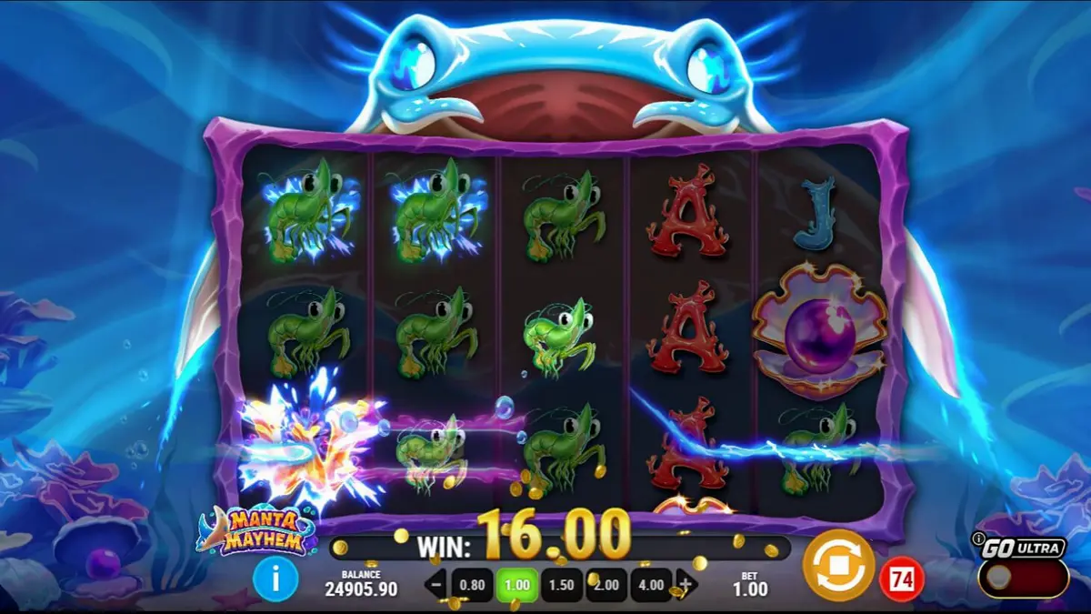 Pemandangan bawah laut yang penuh warna dari slot Manta Mayhem dengan manta ray sebagai ikon utama.
